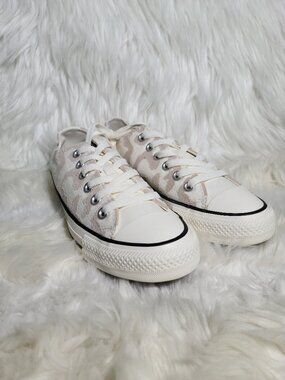 Converse Chuck Taylor All Star Low Top Cream 7 Women / 5 Men NWOB